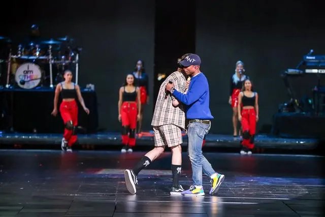 2017年双11晚会吴亦凡和老外唱的什么歌？