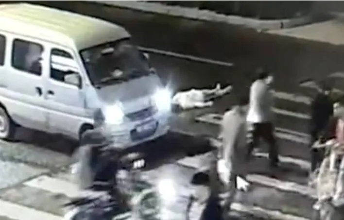 被撞遭二次碾压为什么没有人救！心痛！