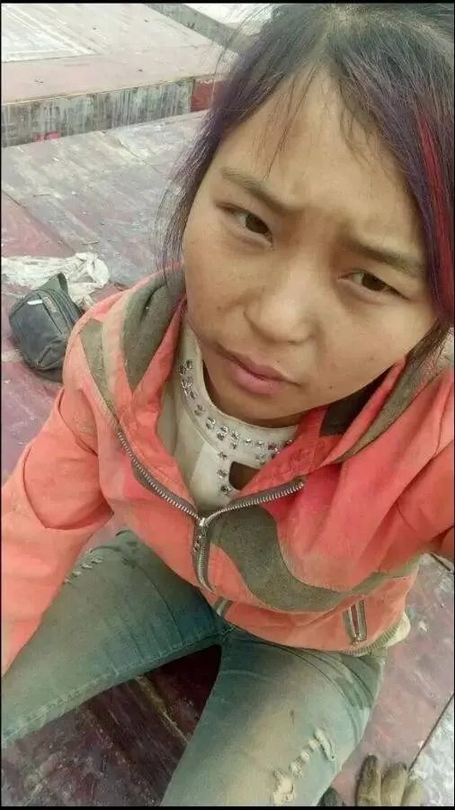 这位20岁工地女孩自拍，震惊了所有男人！！