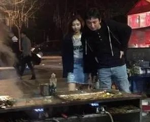 有哪些明星接地气不修边幅吃路边摊被抓包?