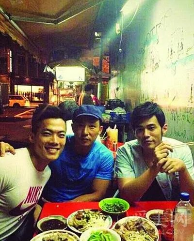 有哪些明星接地气不修边幅吃路边摊被抓包?