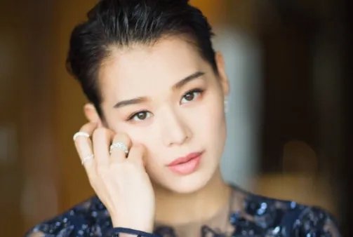 胡杏儿因不当言论翻车，多年来的好人缘不复存在，言行真的很重要，啥情况？