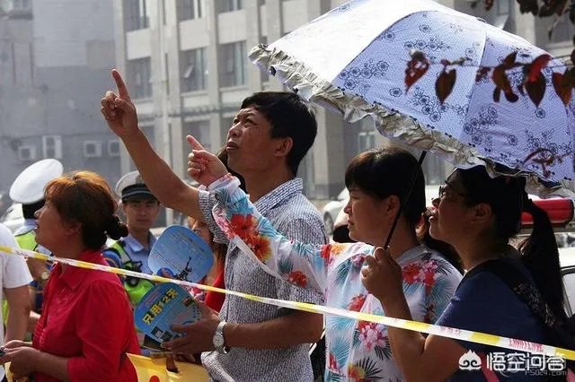 高考时考场外的家长是什么心情？