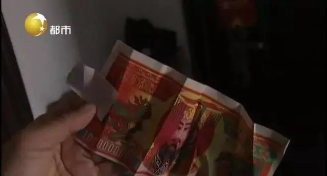 如何看待沈阳一小区住户遭冥币贴门、牙签堵锁眼,只因没交物业费?