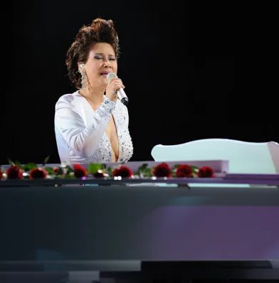 甄妮60岁演唱会火热开幕 演唱会上卖力热舞