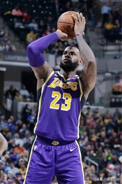 三分钟连中5记三分,如果詹姆斯戴上库里的瞄准镜,是不是比乔丹都牛?