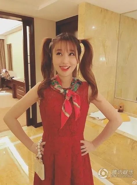 金莎走艳俗风被骂 网友直呼清纯不在不敢直视