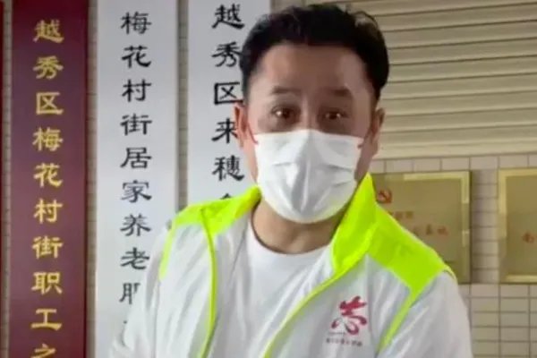 演员陈龙继当志愿者后又为居民理发惹人赞,娱乐圈还有哪些正能量艺人?