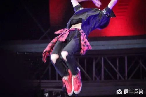 易烊千玺参加格莱美颁奖盛典，作为队长的王俊凯和主唱之一的王源为什么不参加？