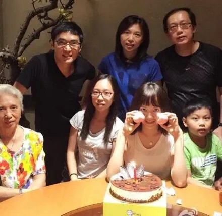 焦恩俊晒女儿庆生现场  一家人都是高颜值