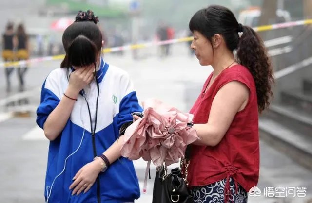 高考时考场外的家长是什么心情？