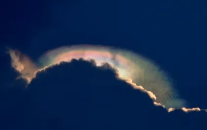 杭州西湖上空惊现七彩祥云 需要至少满足3个条件