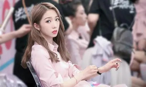 关于8岁童星当比赛评委一事，其经纪人是如何回应的？