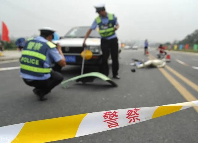 我爸开车正常行驶,后面有人骑摩托车追尾成重伤,要求我家赔偿全部医药费,责任该如何划分?