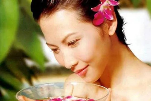 蔡少芬回忆与梁朝伟拍吻戏，她丈夫作何反应？