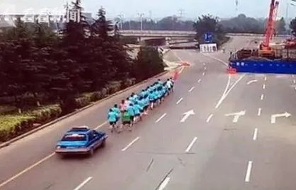 交警是如何劝导暴走团的？