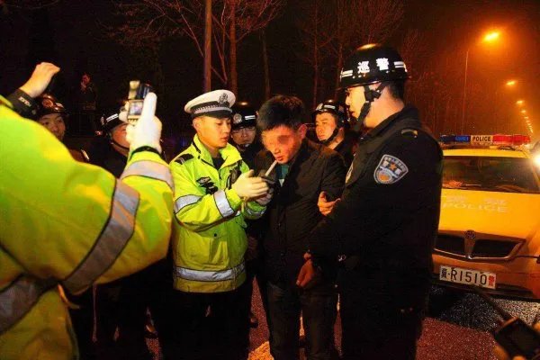 1桌人街边吃宵夜被车辆撞飞,肇事者为何这么做?