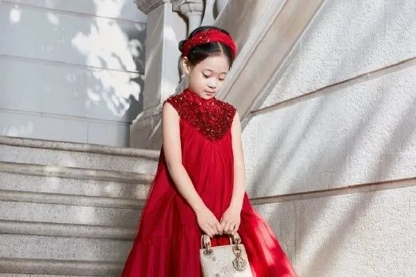 梅婷女儿登封面，你觉得她女儿长的怎么样？