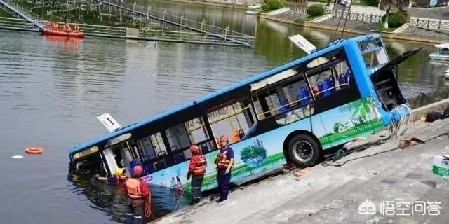 安顺公交车坠湖,你怎么看?