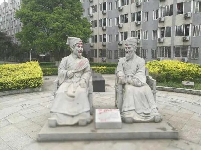 湖南大学标志性塑像被涂成大花脸，你怎么看？