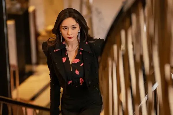 杨幂、许凯吻戏路透曝光！街边相拥热吻氛围甜蜜，能看出他俩差9岁吗？