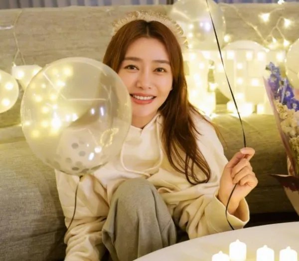 秦岚晒照庆祝42岁生日，照片中她的皮肤状态如何？