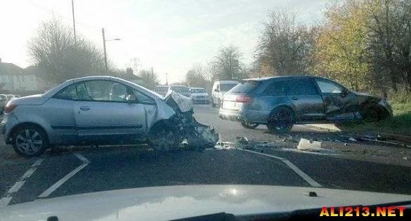 贝克汉姆车祸现场曝光 三菱跑车完全报废损失惨重