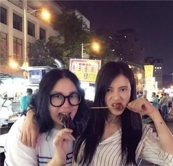 有哪些明星接地气不修边幅吃路边摊被抓包?