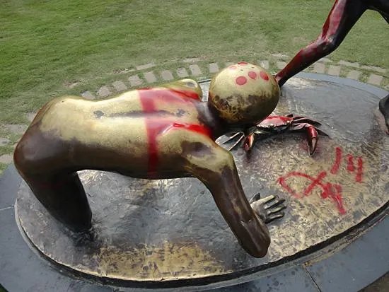 湖南大学标志性塑像被涂成大花脸，你怎么看？