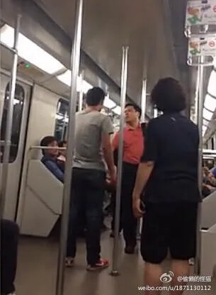小伙上海地铁上暴打乞讨老人事件的警方调查