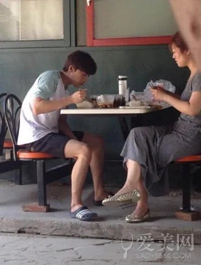 有哪些明星接地气不修边幅吃路边摊被抓包?