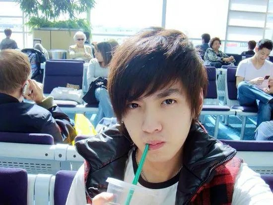 有哪些明星接地气不修边幅吃路边摊被抓包?