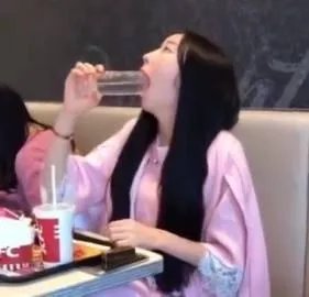 郑恺涂口红吃东西,为何引起很大的争论?