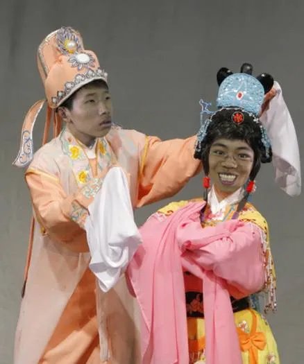 还记得当年的龅牙哥和茫然弟吗？那些表情包是我们满满的回忆！