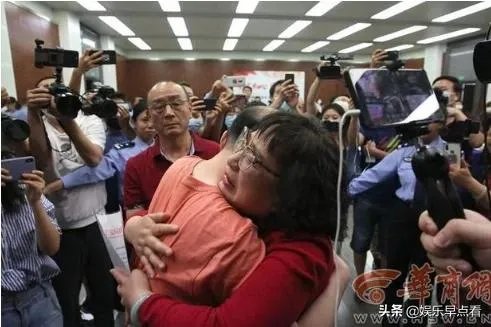 李静芝怎么找到嘉嘉的？