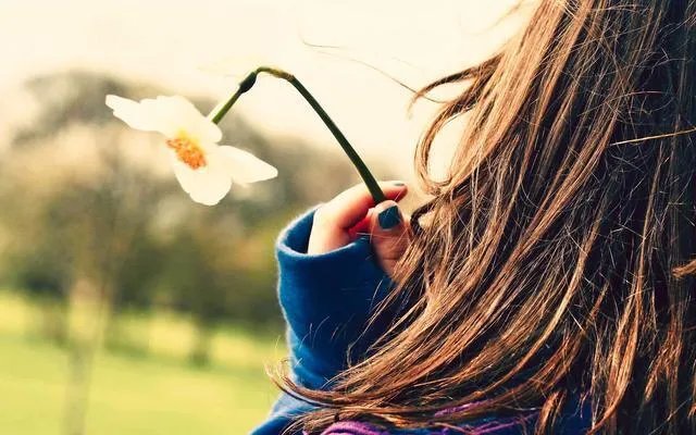 “女人要懂：爱一个人别急着付出，先看看那个人值不值得”怎么看？