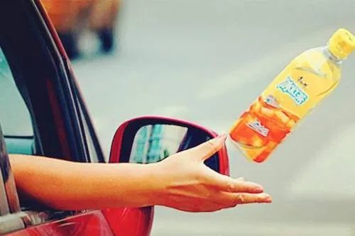 孩子车窗抛物父亲立即下车捡回，如何评价父亲的做法呢？