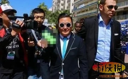 假鸟叔现身戛纳骗吃骗喝 接受采访合影邦女郎