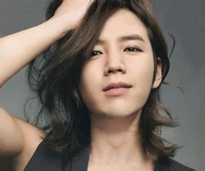 张根硕上海演唱会魅力开启 现场粉丝爆满气氛高涨