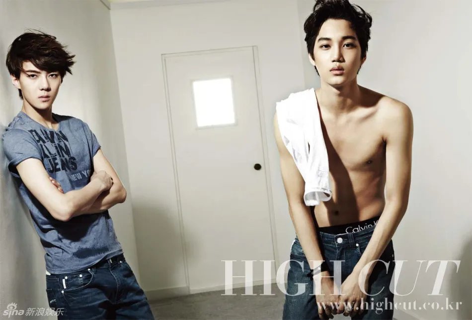 想问一下中韩歌会2012中EXO-K唱MAMA时, 站在最正中位置跳舞的叫甚麼名字?