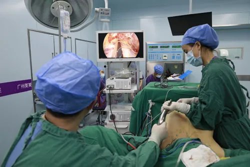 90后美女乳房垂成“高低胸”