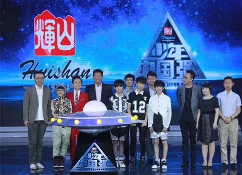 中国少年强tfboys央视首播 何炅为少年护航遭“嫌弃”