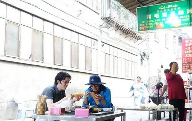 有哪些明星接地气不修边幅吃路边摊被抓包?