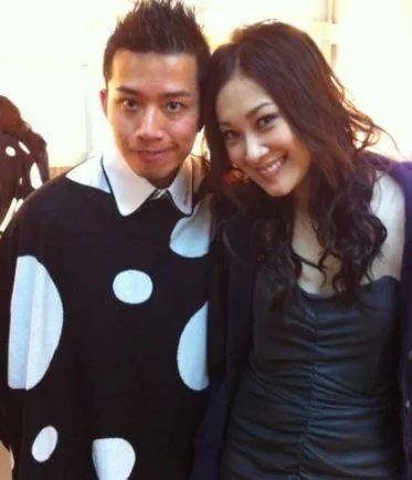 陈僖仪喜爱夜蒲剧照展示 曝其遭车祸至亲含泪拜祭