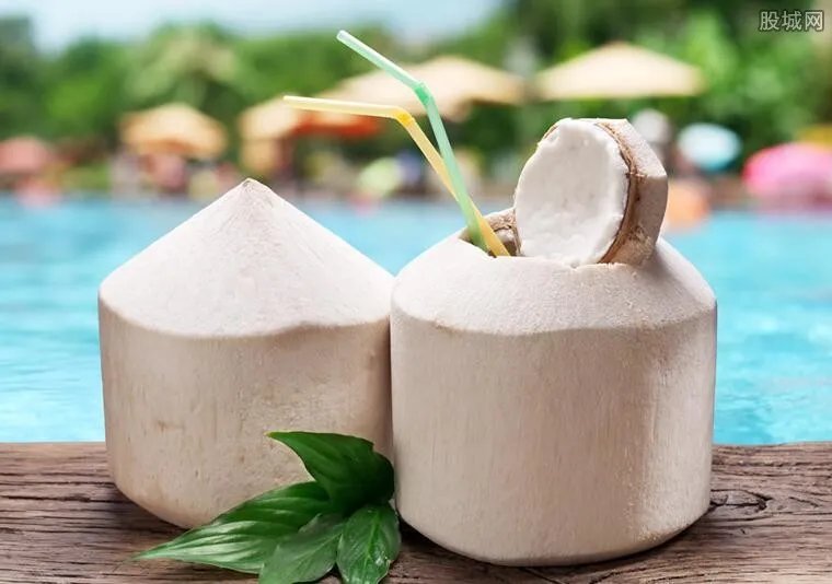 椰树官微发新广告 大胸美女变身乖乖学生形象