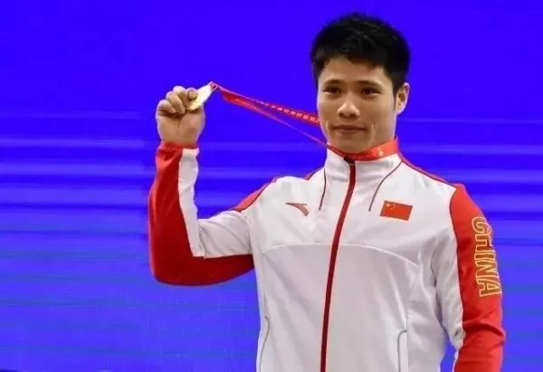 举重远动员李发彬建议全民健身，此举的原因是什么？