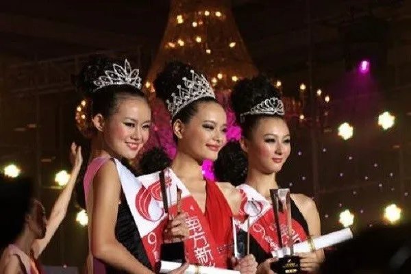 林峯张馨月宣布结婚跨年晚会