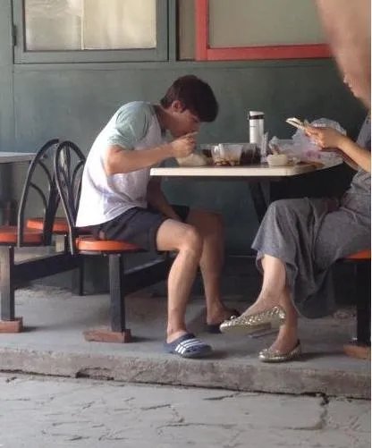 有哪些明星接地气不修边幅吃路边摊被抓包?