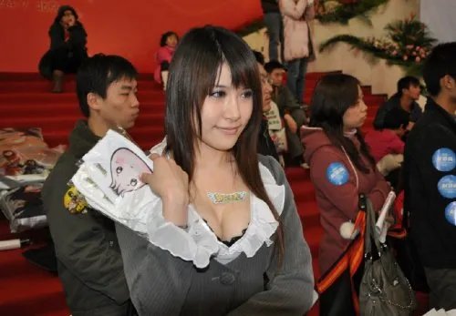 【跟踪】梦情女秘书“毛毛”现场走秀（多图）