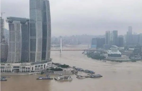 洪水漫上重庆主城,现场的情况是什么?